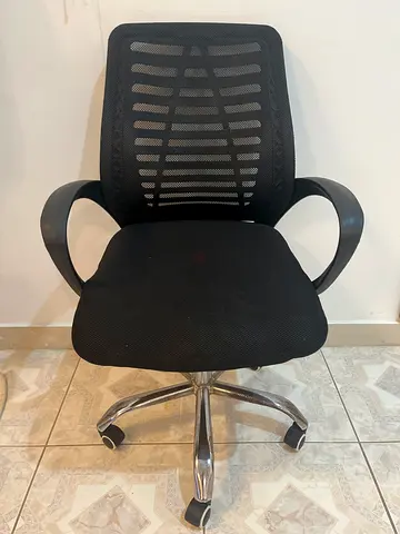 Black Mesh Office Chair with Armrests and Swivel Base