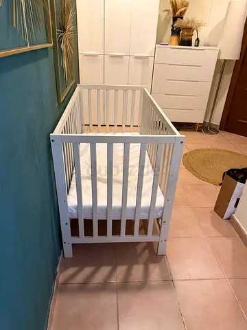 Baby crib for sale with a matt