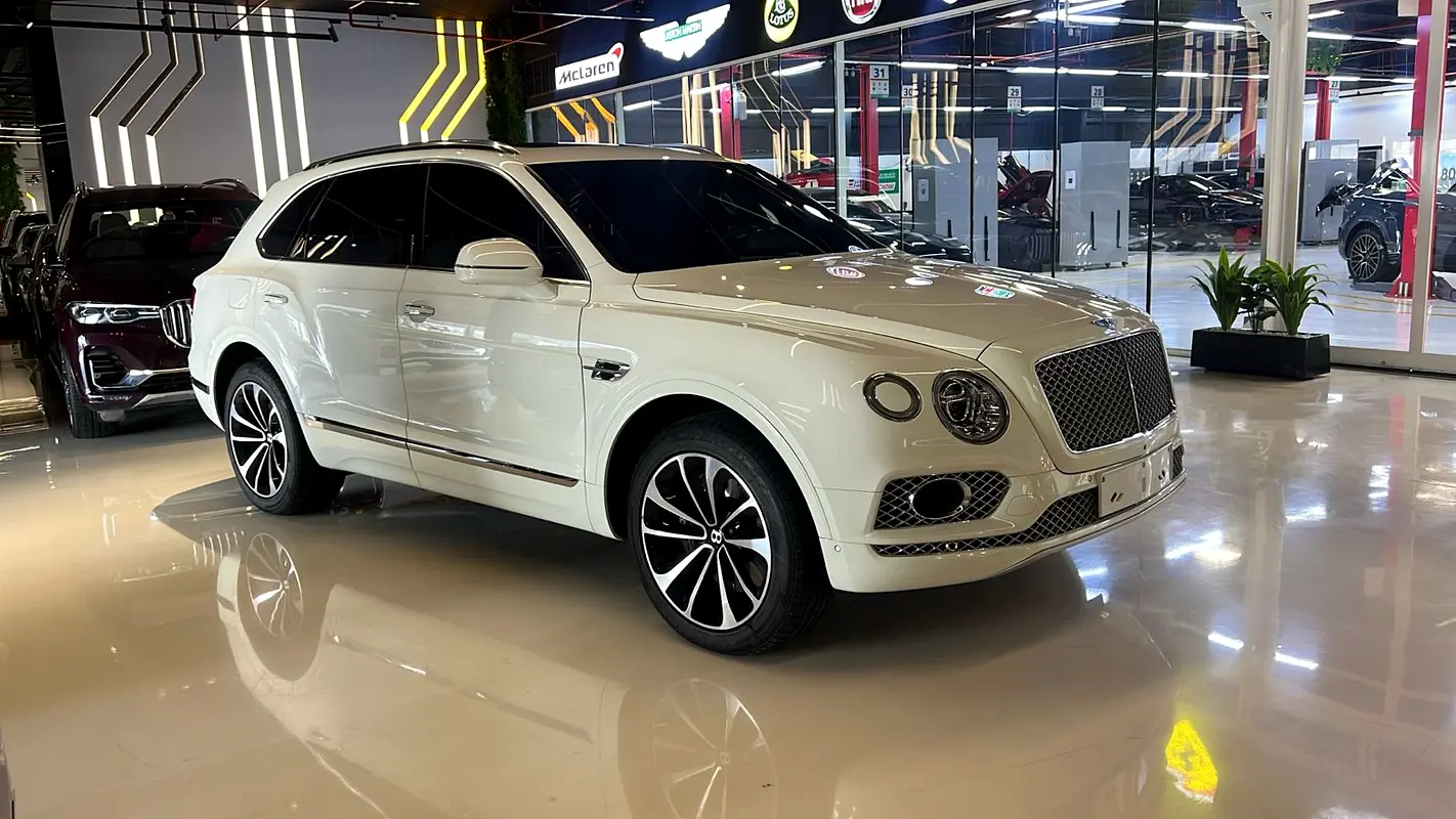 Bentley Bentayga 2017 — photo 1 of 3