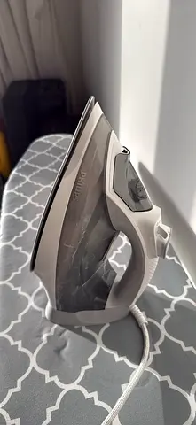 Philips Steam Iron — Good Working Condition
