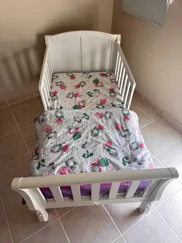 White wooden baby crib/toddler bed in good condition