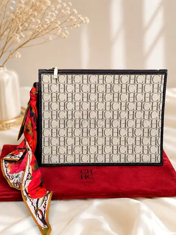 حقيبة  CH Monogram مع لهجة وشاح