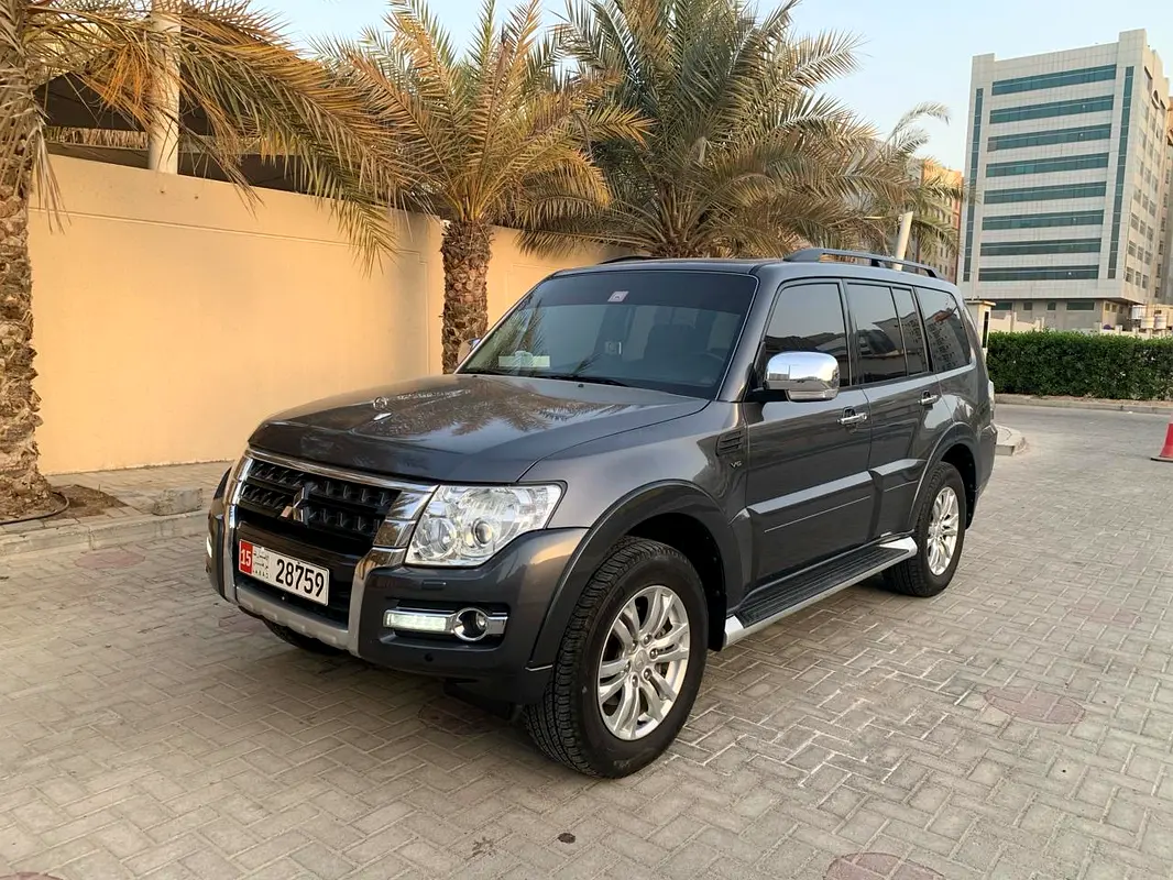 Mitsubishi Pajero 2016 — photo 1 of 8