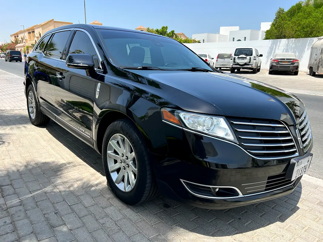 Lincoln MKT 2018 — photo 1 of 10