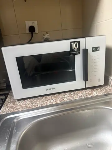 White Samsung Microwave Oven - Good Working Condition