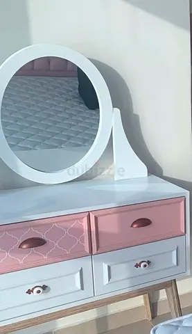 White and Pink Dresser with Round Mirror - brand new Condition with pink curtains