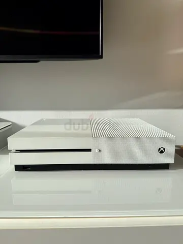 Xbox one S 1TB + 3 controllers + 2 games