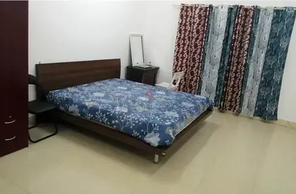 Fully furnished bedroom for single lady /couple with attached bathroom