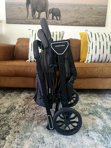 Neobreeze Quint stroller - excellent condition, 400 AED (negotiable)
