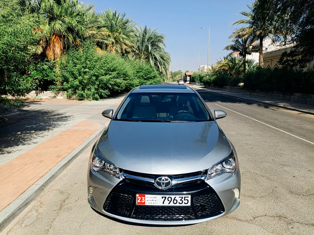 Toyota Camry 2016 — photo 1 of 11