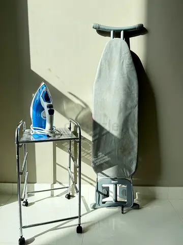 PHILIPS IRON + FREE IRONING BOARD