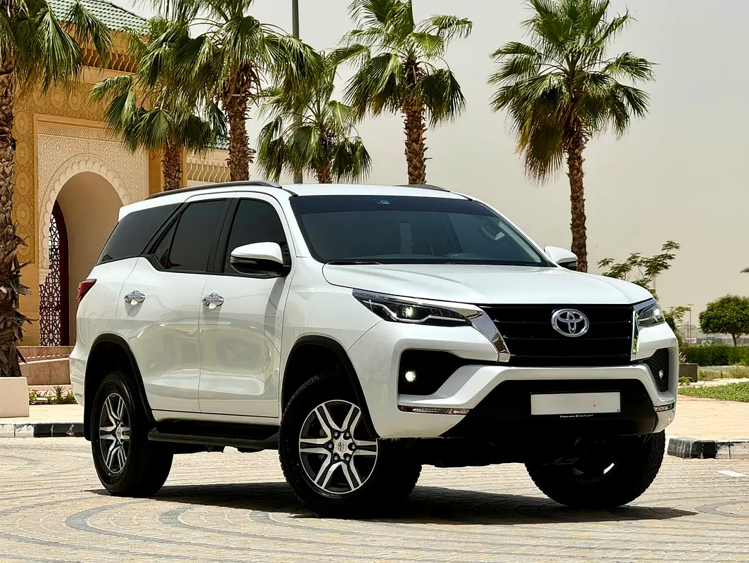 Toyota Fortuner 2023 — photo 1 of 16