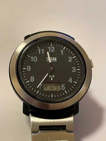 Mens analog wristwatch with stainless steel strap - good working condition