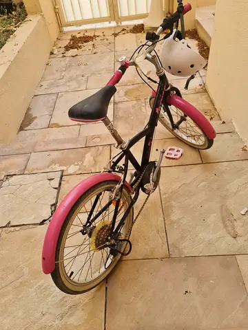 Used child (7-10 yo) pink  black city bike with helmet included