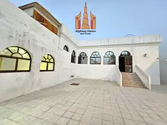 6 Bed rooom 3Bhk 1 Majlis + 3bhk + Majlis total 2 villa yard parking near park 125k last.