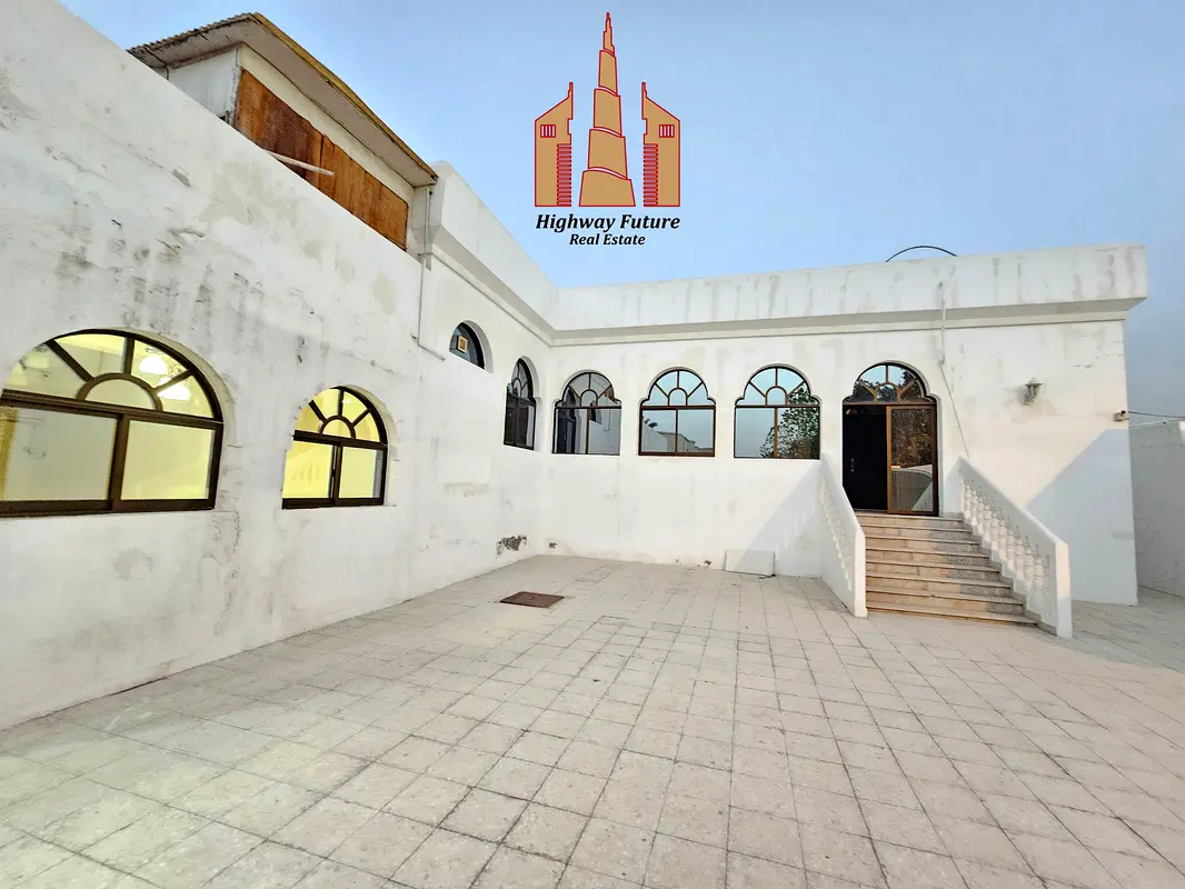 6 Bed rooom 3Bhk 1 Majlis + 3bhk + Majlis total 2 villa yard parking near park 125k last.