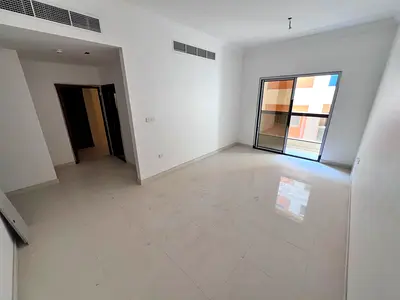 First occupancy, modern finishes, central air conditioning and cooling system, prime location with all-day service, close to the hospital and amenitie