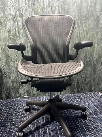 For sale Herman miller Aeron size B