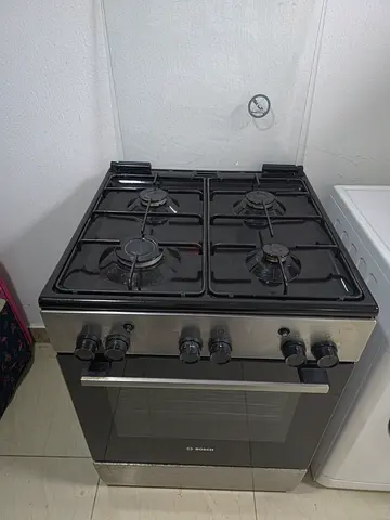 BOSCH freestanding cooker with 4 burners and oven - good condition