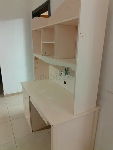 مكتب دراسة/عمل للبيع بحالة جيدة للبيع