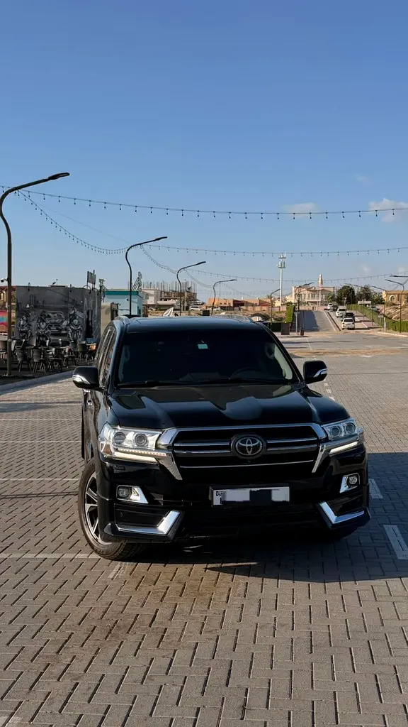 Toyota Land Cruiser 2020 — photo 1 of 12