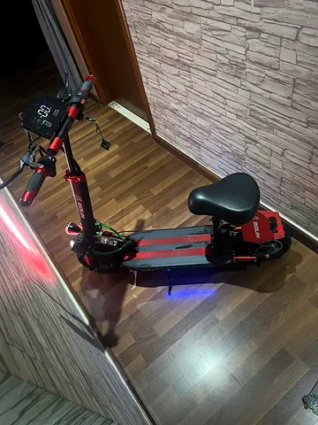 Electric Scooter with Seat – LED Display, 2 NFC Card Keys, Good Condition