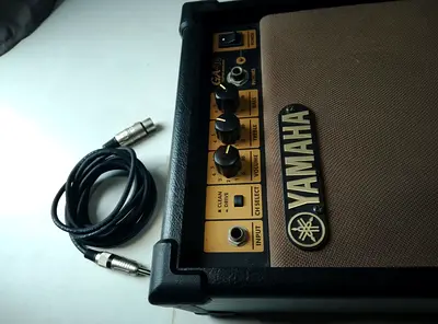 Guitar amplifier yamaha G10 with xlr guitar cable