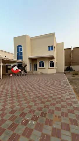 فيلا فاخرة للإيجار السنوي – أول ساكن  فرصة مميزة لعشاق الفخامة والمساحات الواسعة، فيلا راقية بتصميم عصري وتشطيبات عالية الجودة، مناسبة للسكن العائلي ا