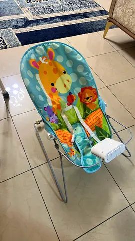 Baby bouncer seat with playful giraffe print - light use