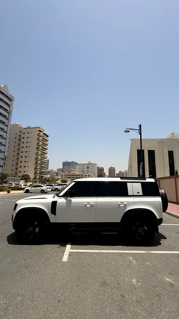 Land Rover Defender 2024 — photo 1 of 10