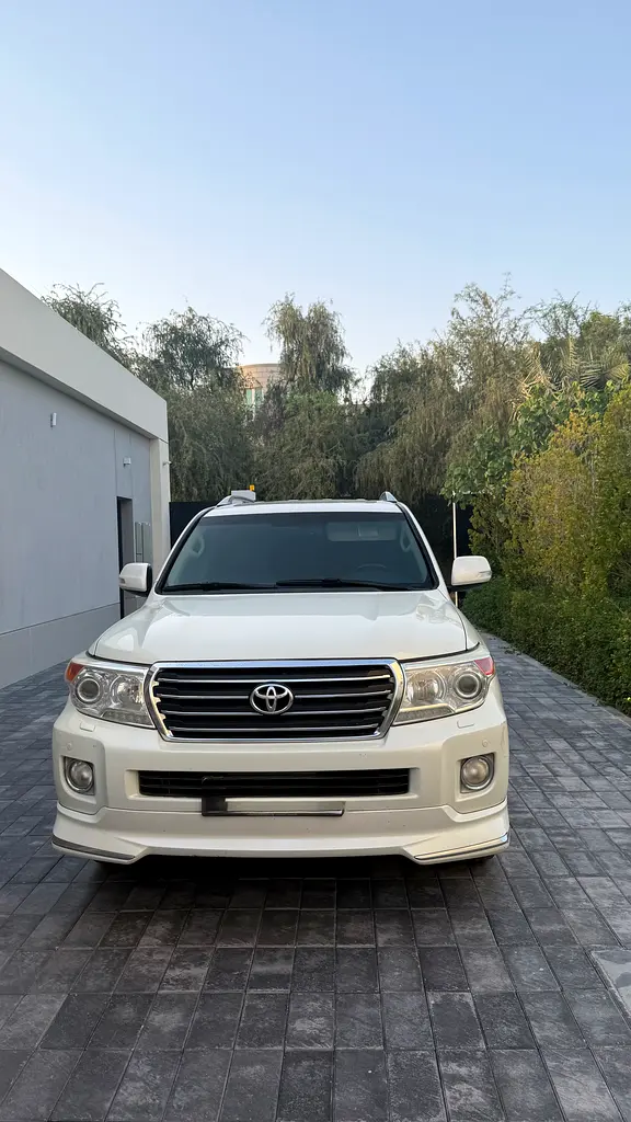 Toyota Land Cruiser 2013 — photo 1 of 10