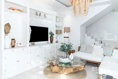 Fully Furnished - Private Pool - Turn key