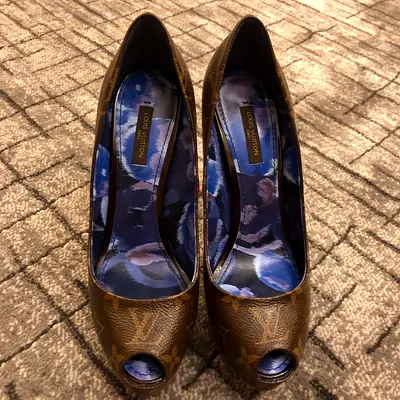 Louis Vuitton Monogram Peep-Toe pumps, Size 37.5