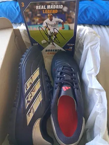 Adidas signed boots by robarto carlos with sigend card