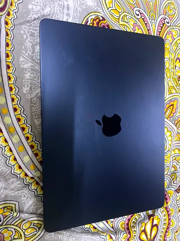 MacBook air 13.6-inch m2 2022 - brand new Condition like new no scratches or dents