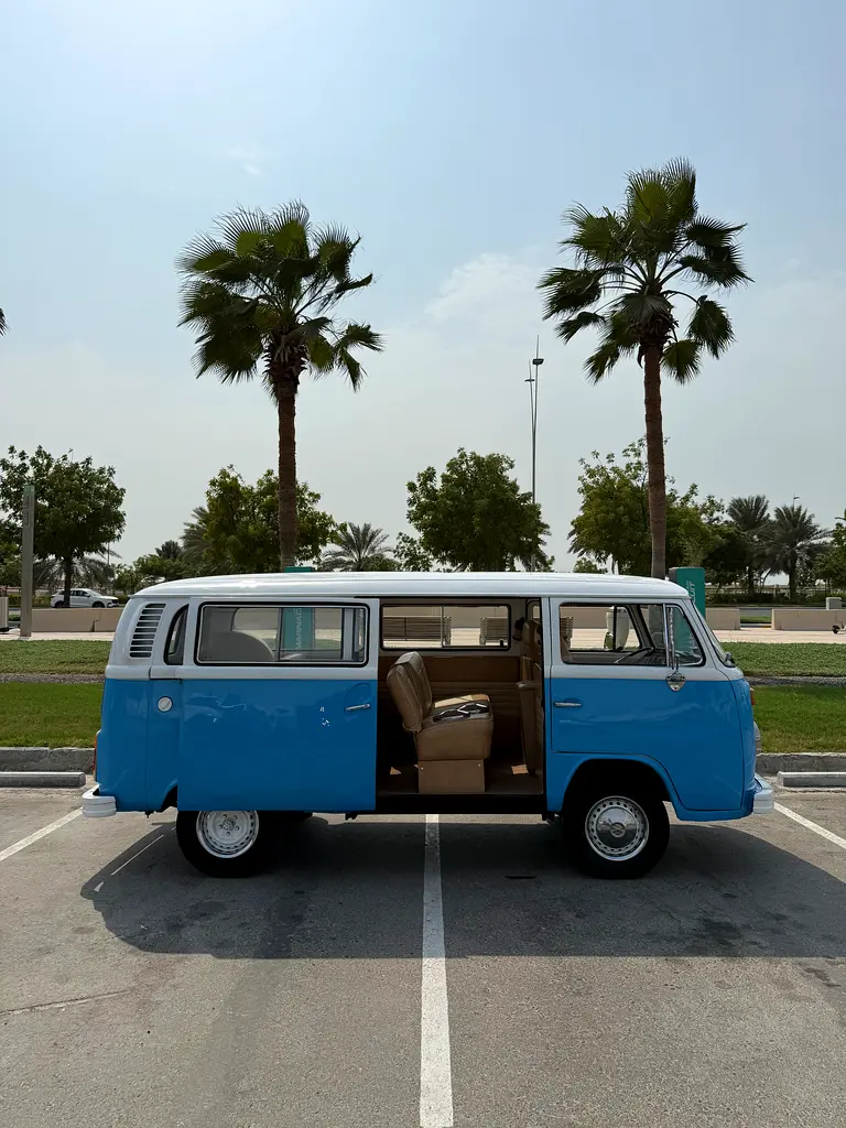 Volkswagen Kombi 1974 — photo 1 of 8