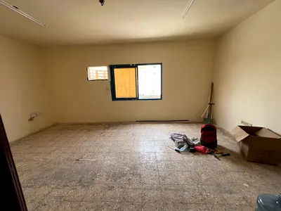 شقةغرفتين وصالة للايجار السنوي في منطقة البوطينة عقد عزاب صريح مساحة واسعة اطلالة مفتوحة موقع متميز