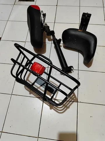 Scooter basket with adjustable scooter seat saddle