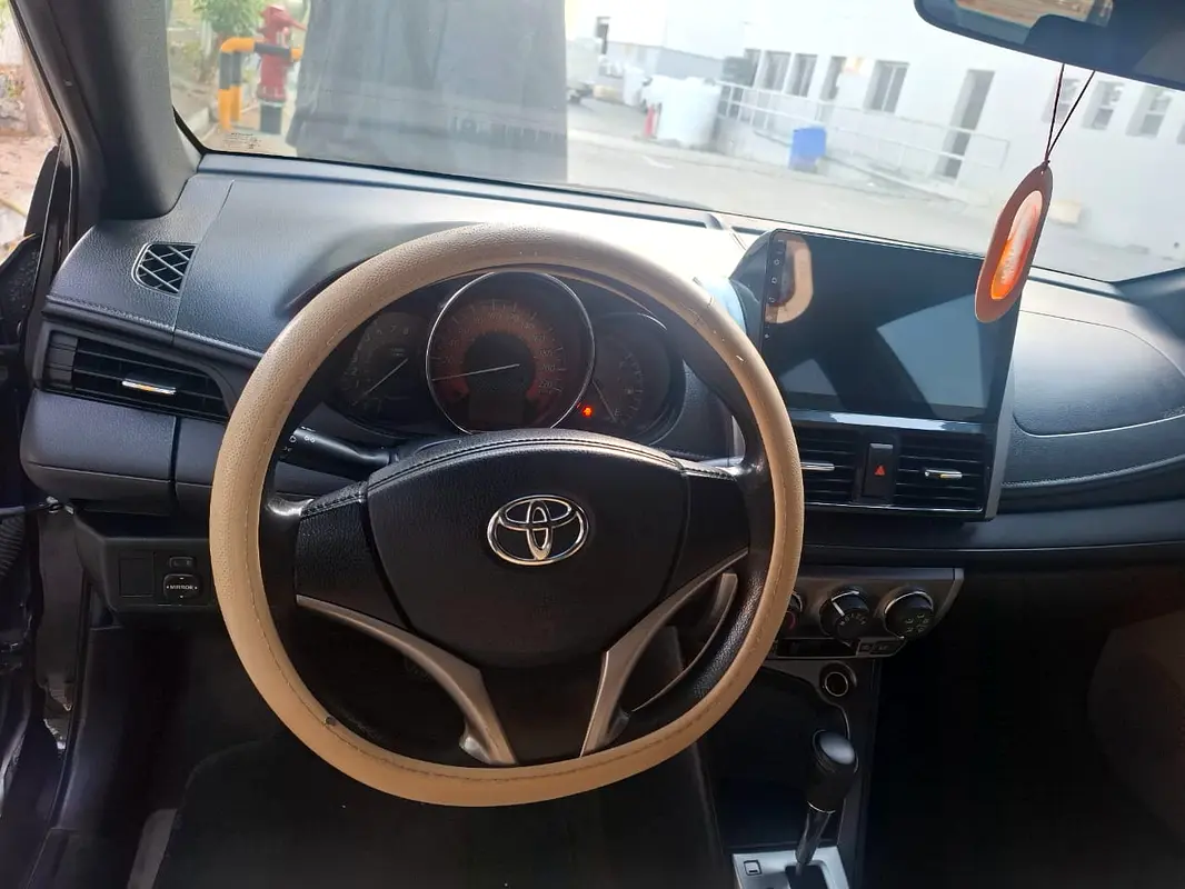 Toyota Yaris 2015 — photo 1 of 7