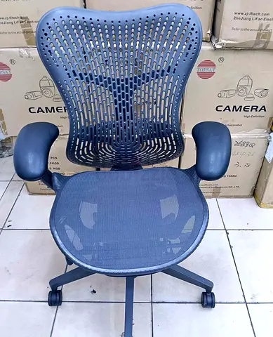 Selling for herman miller mirra 2 chair.good condition only little use available