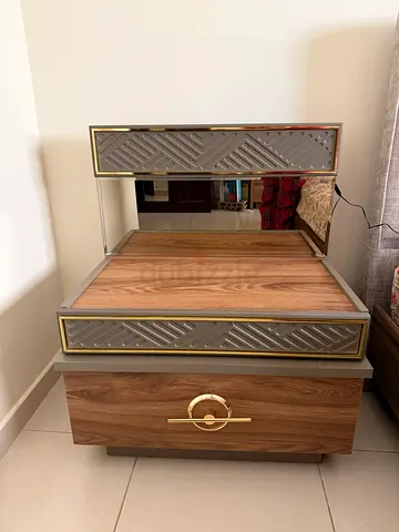 2 nightstands