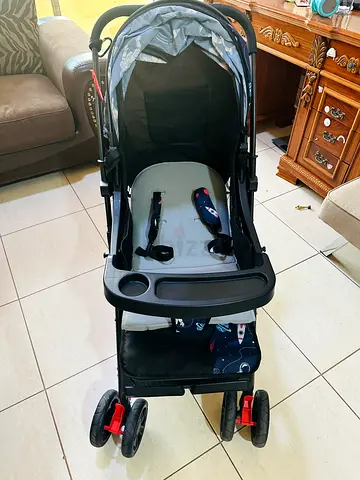 Comfortable Baby Stroller with reversible handle and storage tray