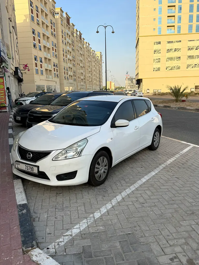 Nissan Tiida 2016 — photo 1 of 13