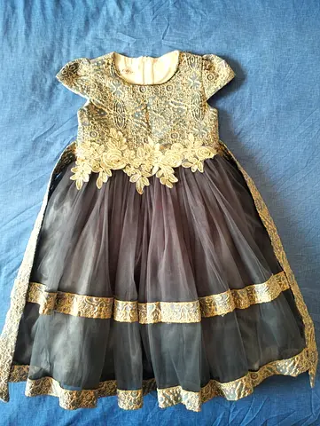 Gorgeous kids dress for 4-6 year old girl in perfect condition Used one time Neat and clean Al barsh