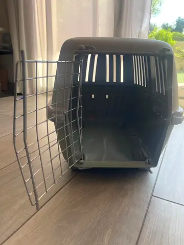 Sturdy plastic carrier with metal door pet carrier for cats or Meduim dogs