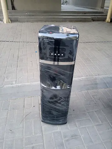 Bottom load water dispenser