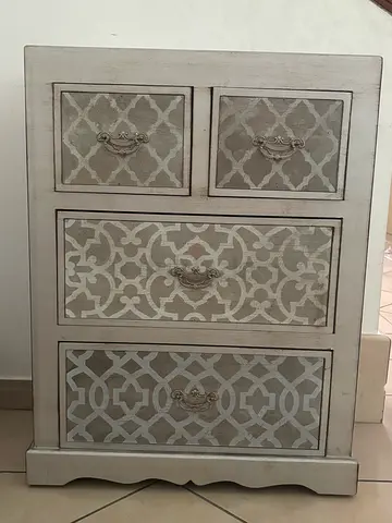 Brissi vintage-style 4-drawer chest / bedside cabinet - white distressed finish