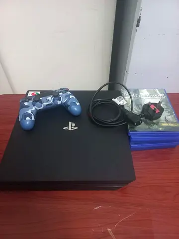 PS4 Pro 1TB CUH-7116B + 5 Games + Controller