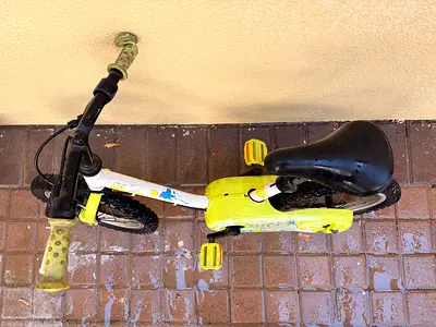 Kids balance bike / pedal bike - small yellow 12 (used) for 2 to 6 years old