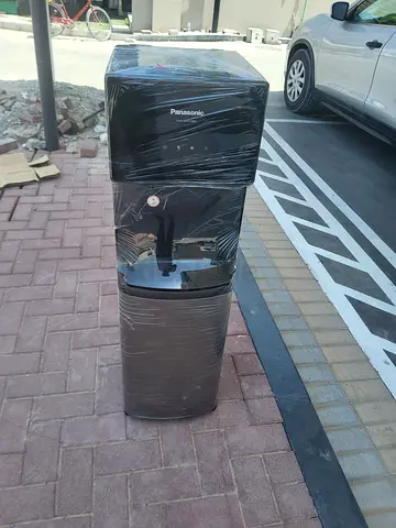 Bottom load water dispenser
